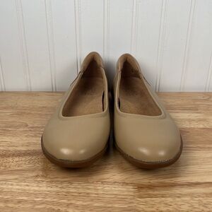 NWOT | size 8 | Naturalizer | tan leather flats